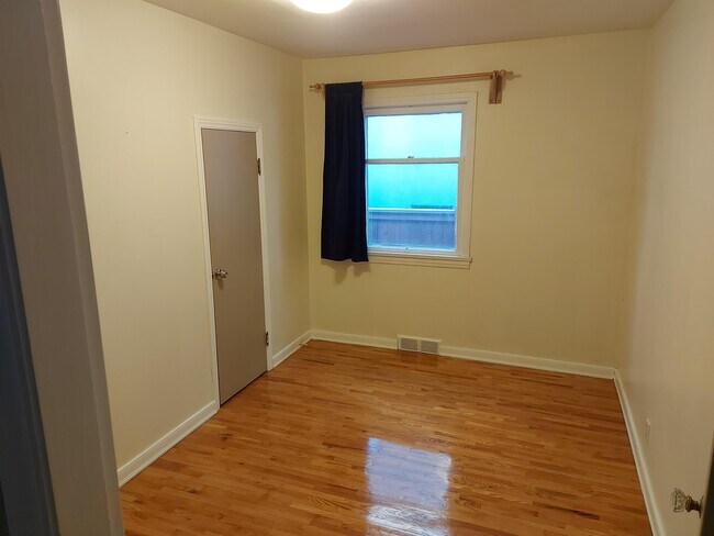 Photo - 2219 Bowness Rd NW Unité Main Floor Suite
