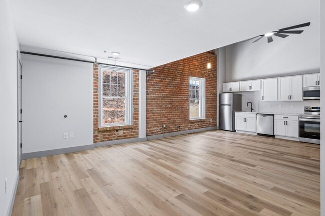 Building Photo - 213 E Main St Unit 213 #202