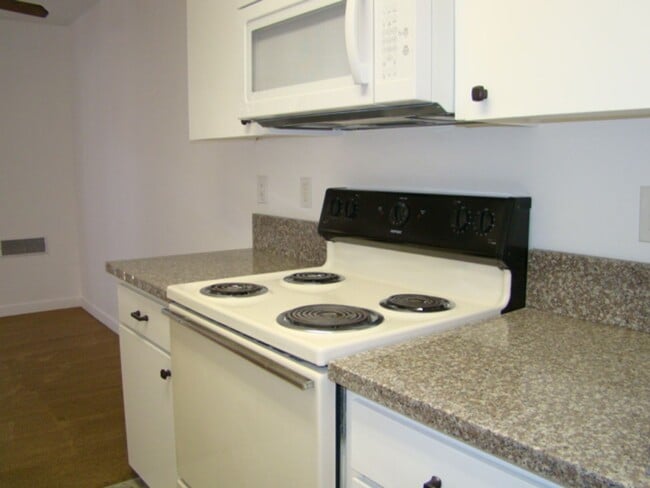 Photo - Townhouse 3 bedroom 2.5 bath, 2 car garage, new paint, new floors