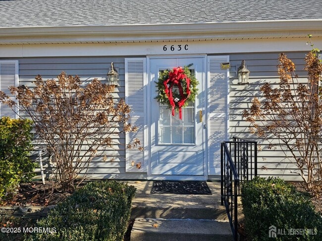 Photo - 663 Yorktown Ln