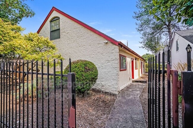 Building Photo - 3602 N Gantenbein Ave Rental