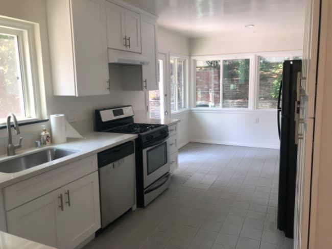 Building Photo - 2721 E Chevy Chase Dr Rental