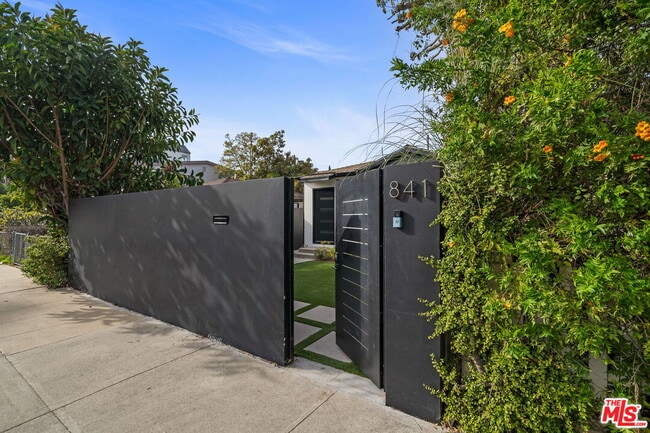 Building Photo - 841 Oxford Ave