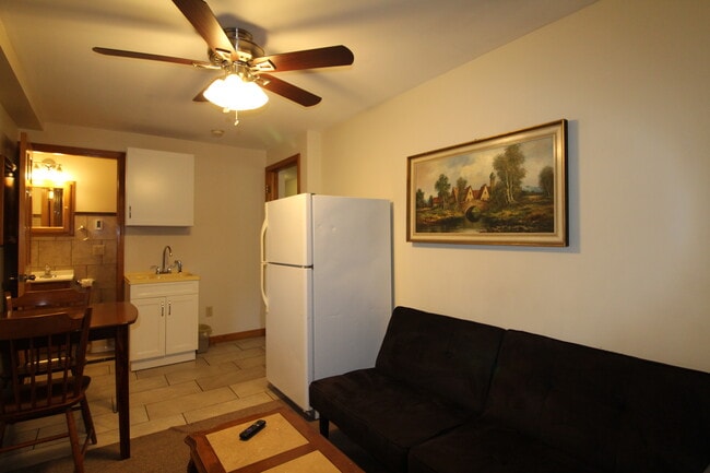 Full size refrigerator - 189 Lee Dr Unidad LVP2