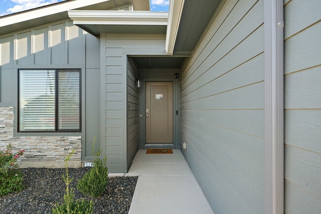 Photo - 3950 E Syracuse St