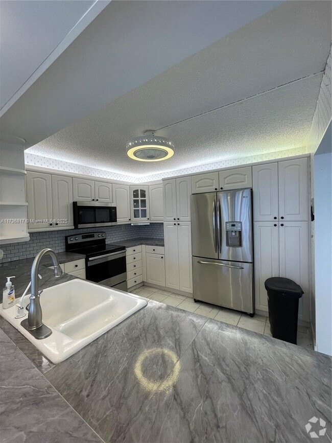 Building Photo - 1000 Parkview Dr Unit 830 Rental