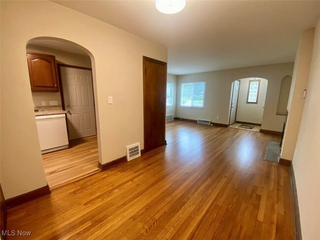 Building Photo - 1093 N Main St