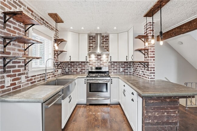 Photo - 456 Surrey Hill Way