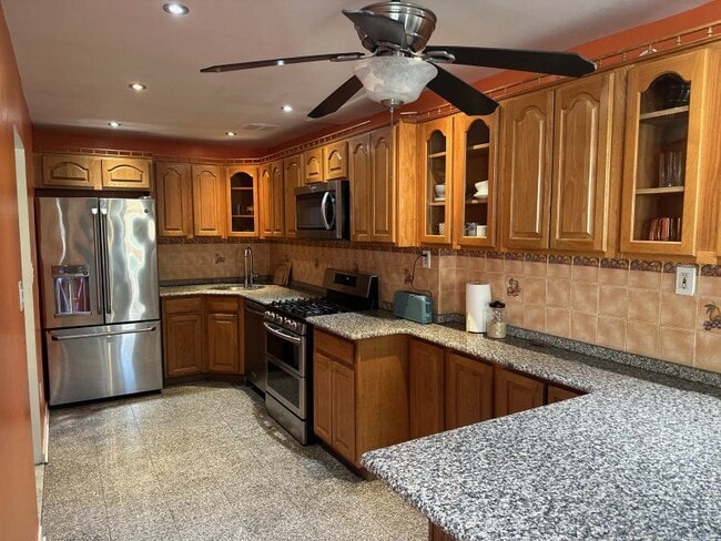 748 E 82nd St Unit Share space