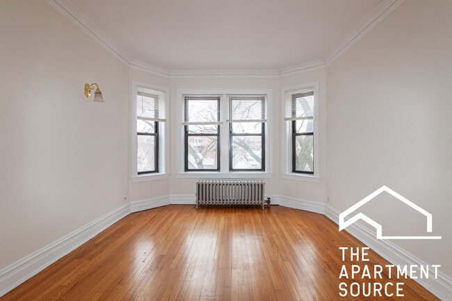 Building Photo - 1913 W Larchmont Ave Unit 3B