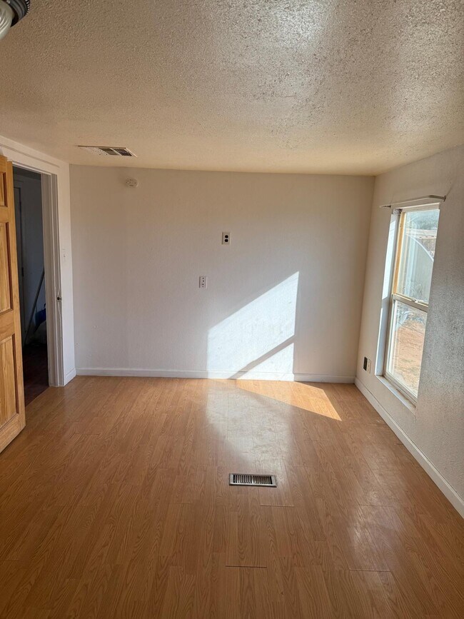 Photo - 560 Meadowlake Rd