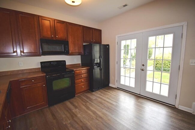 Photo - 1077 Woodglen Ln