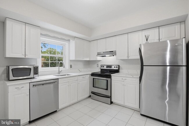 Building Photo - 7739 Tiverton Dr