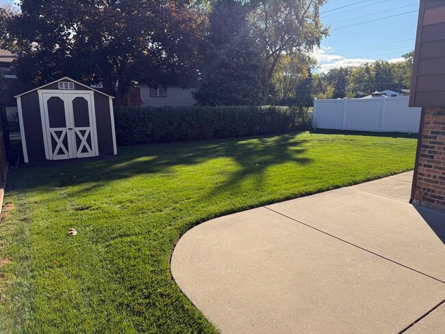 Photo - 585 Leahy Cir