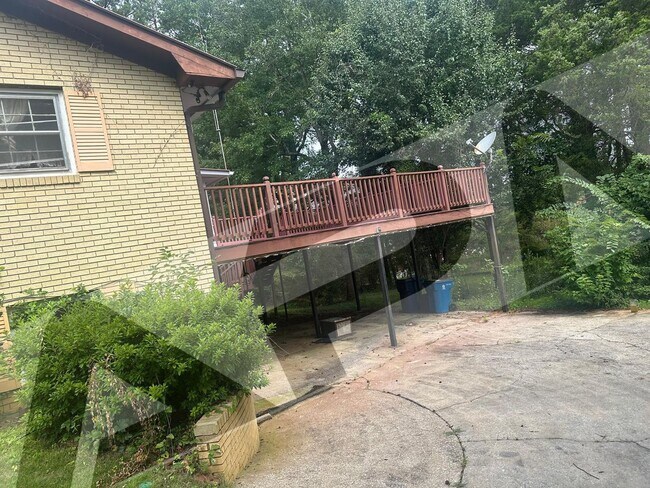 525 Stoney Brook Dr SW