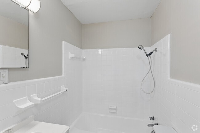 1BR, 1BA - 750SF - Bathroom