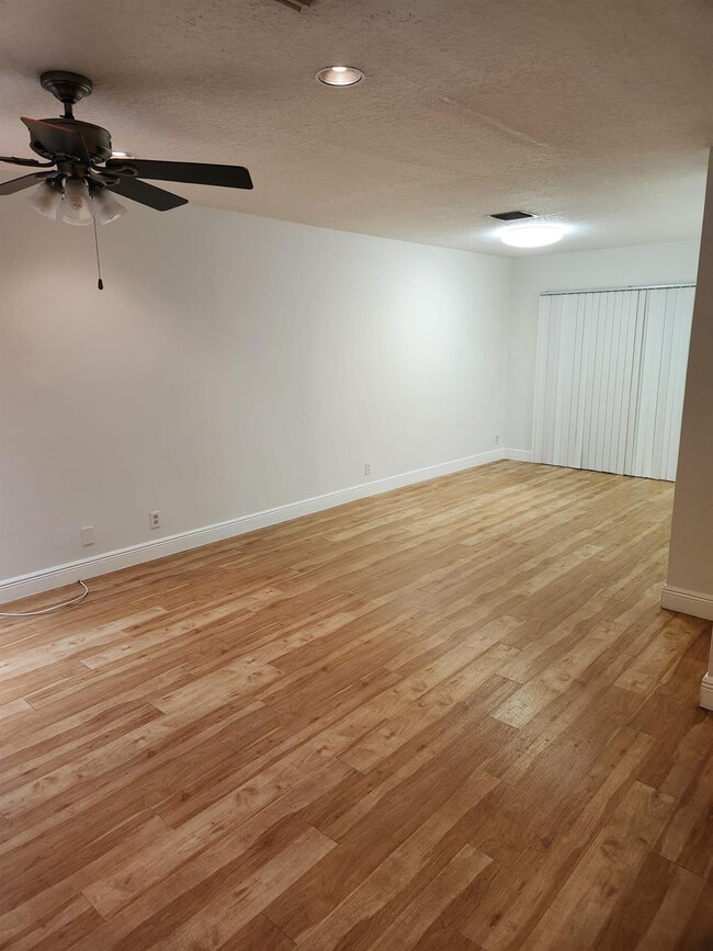 Photo - 1137 American Way