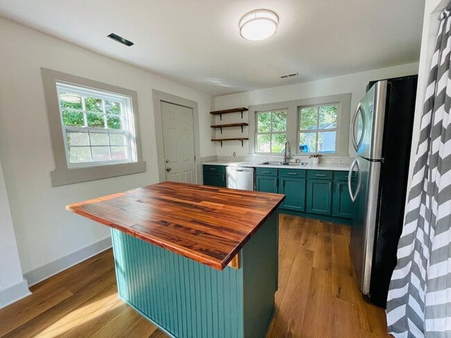 Photo - 194 E Pine St