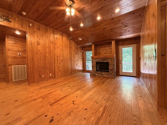 Photo - 303 Pine Ln