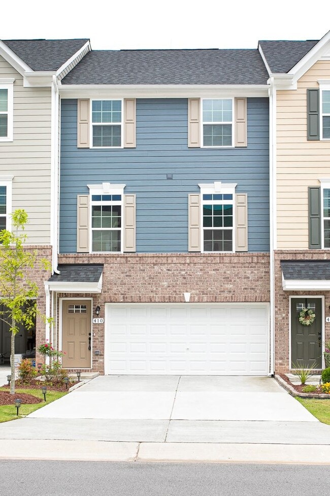 Building Photo - Beautiful 3 bedroom, 2.5 bath townhome in RTP Available August 15!