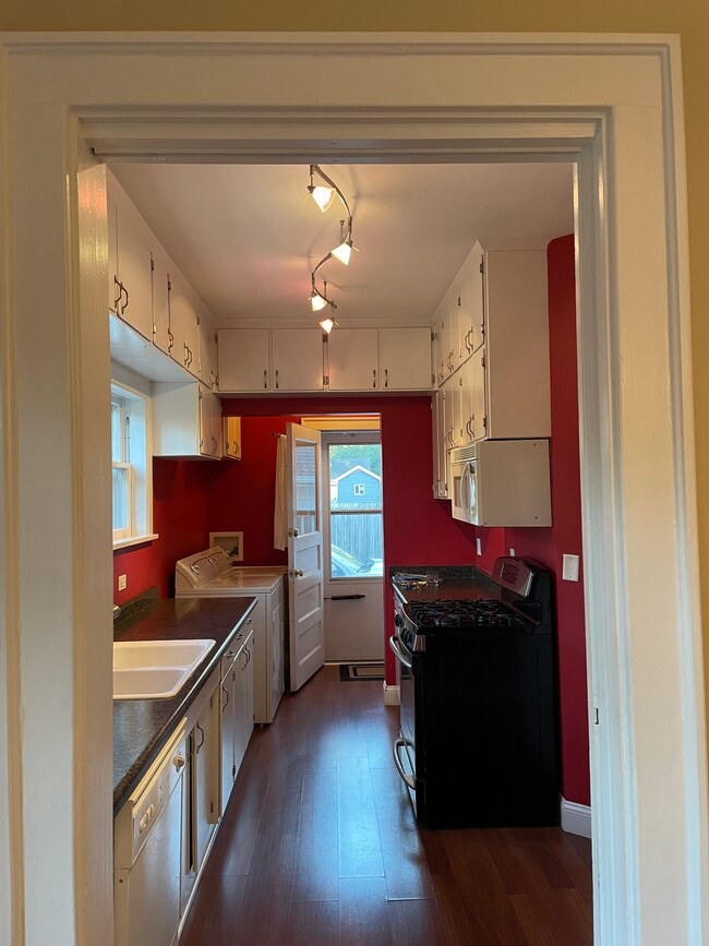 Kitchen - 2523 LeClaire St Unit 2523
