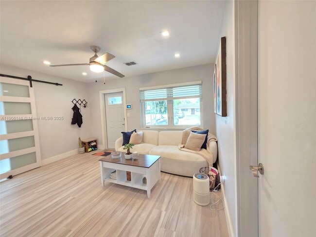 Photo - 250 NE 42nd St