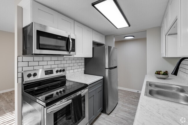 1 BR, 1 BA, 646 SF
