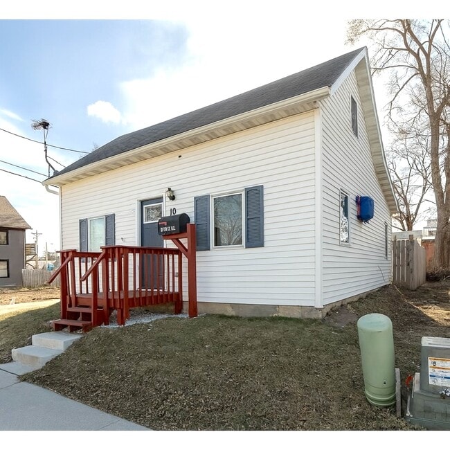 Building Photo - 10 8th St NE