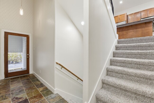 Photo - 2028 Tuam St
