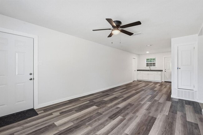 1911 Hearthside Dr