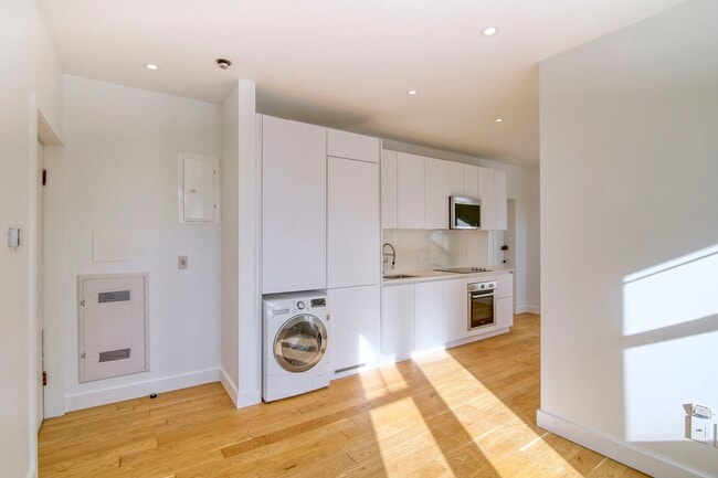 Building Photo - 4715 Chem. Queen Mary Unit 20