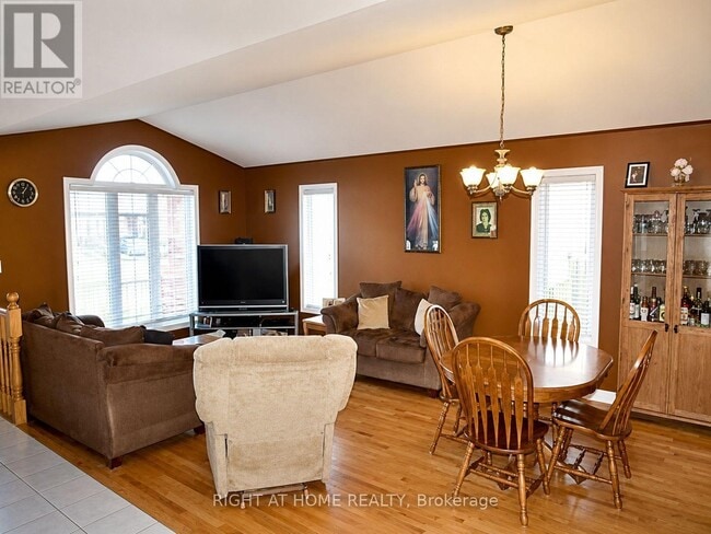Photo - 62 Highland Rd W