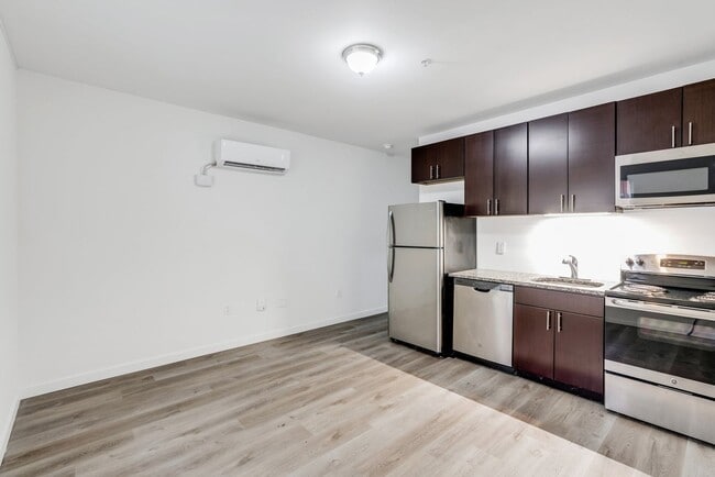 Building Photo - 3003 W Glenwood Ave Unit 32