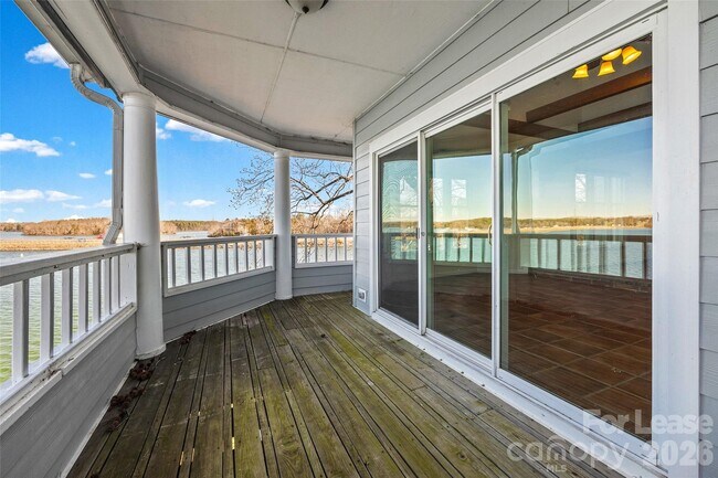 Building Photo - 372 Northwest Dr