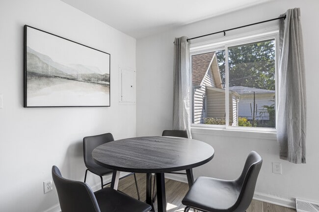 Photo - 589 W Marshall St