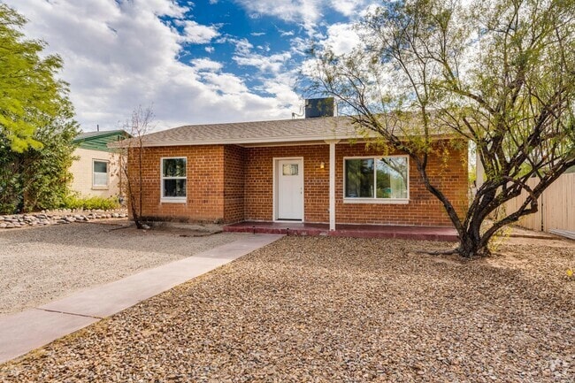 Building Photo - Adorable Brick home near UA