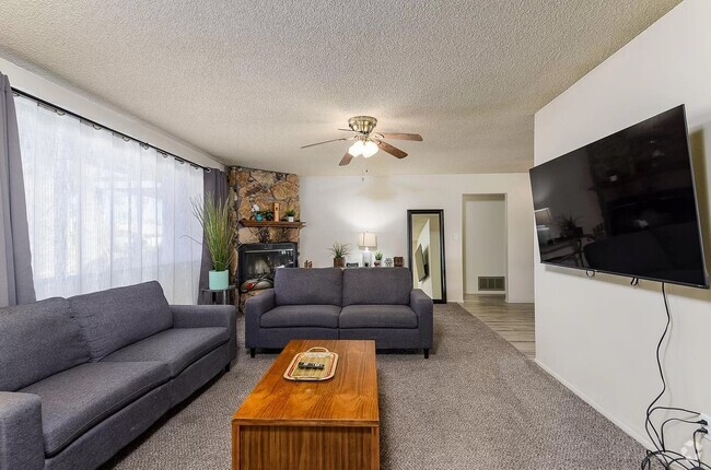 Building Photo - 635 E Manhatton Dr Rental