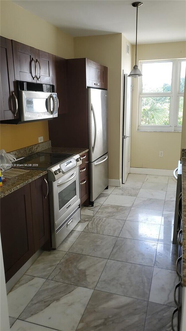 Photo - 19900 E Country Club Dr Unidad 310