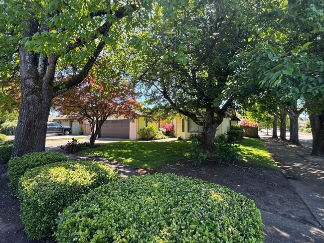 Building Photo - Beautifully landscaped 3 bed/2 bath home in Springfield
