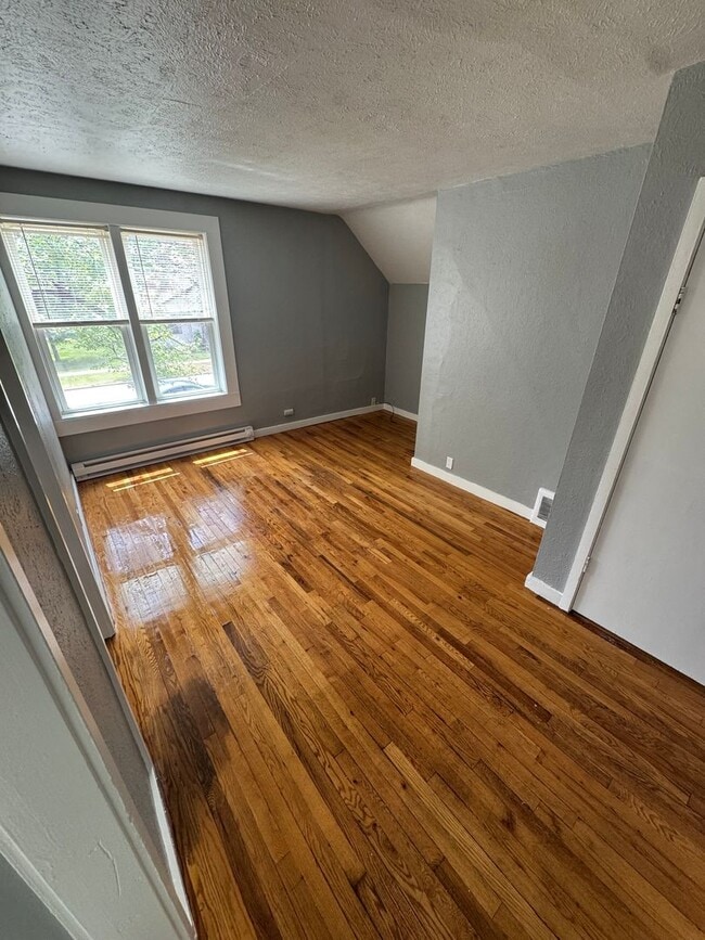 Building Photo - 1304 Elizabeth Ave Unit 1304 1/2 Elizabeth