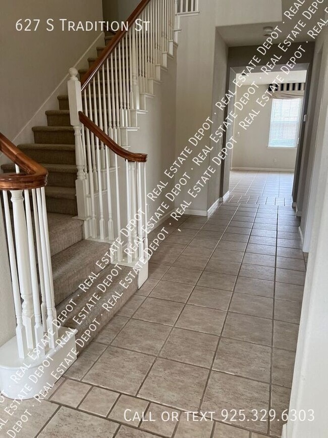 Photo - 627 Tradition St