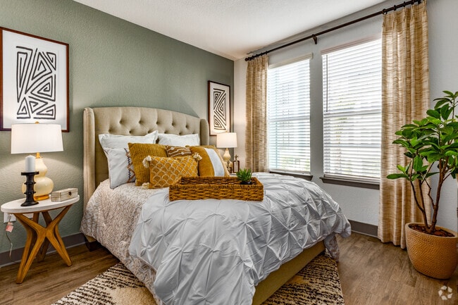 1 BR, 1 BA - 739SF