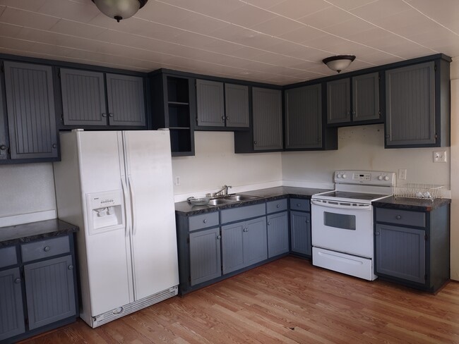 Large Kitchen with eat in Dining - 161 S Pine St