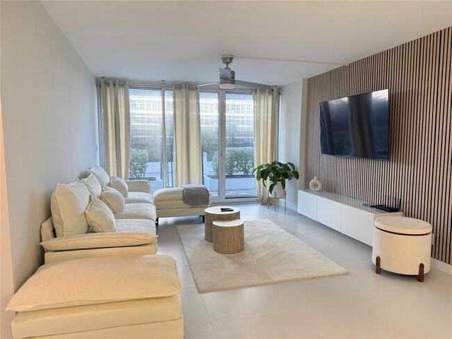 Building Photo - 525 N Ocean Blvd Unit 422