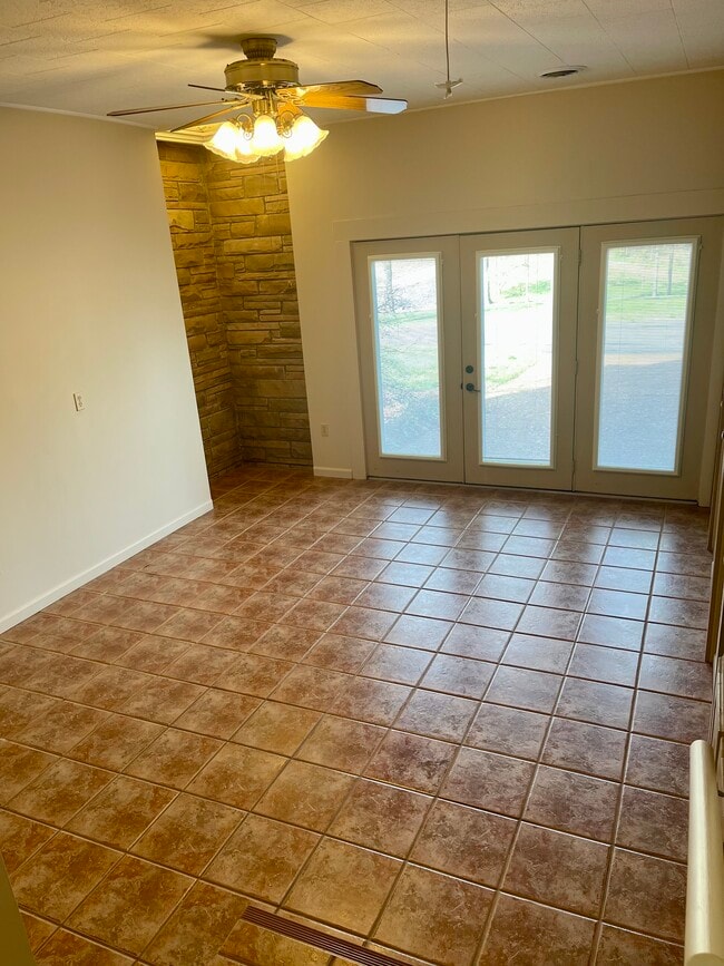 Photo - 1128 Clayton Dr