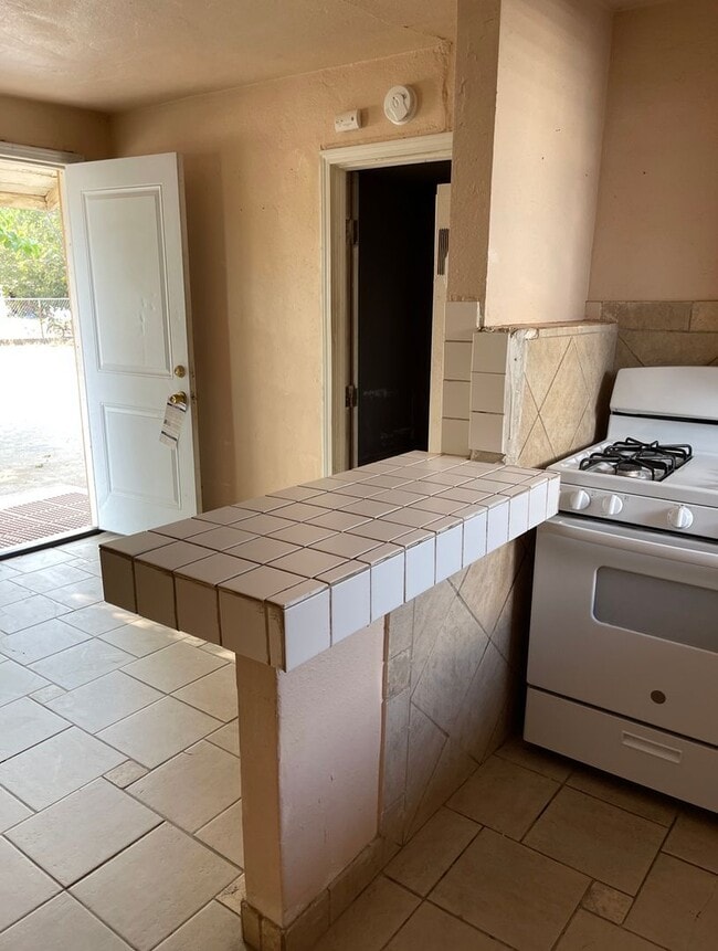 Building Photo - E. Cleo Unit 931 Rental