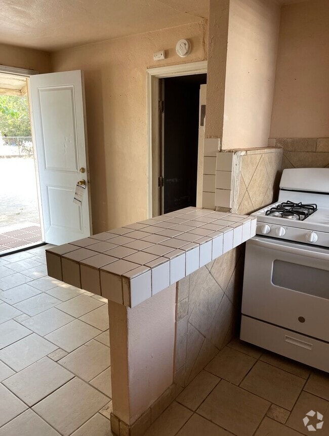 Building Photo - E. Cleo Unit 931 Rental