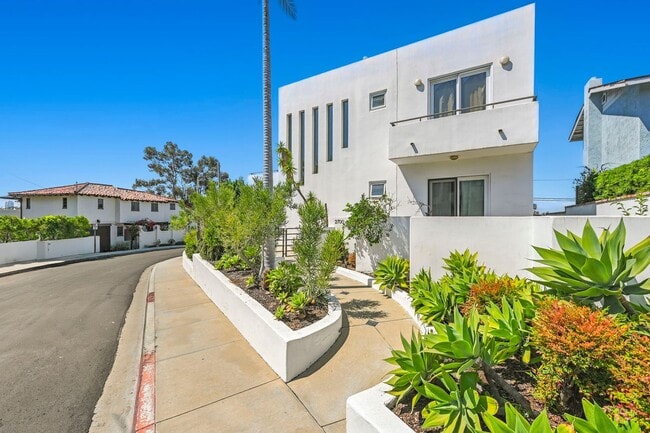 Building Photo - Gorgeous 3 Bed/3 Ba Home Tucked Away in th...