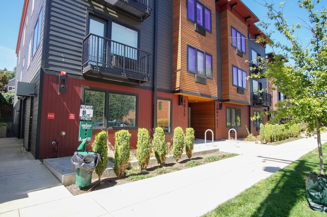 Building Photo - John's Landing: Top Floor Modern 2 Bdr w/ W&D + AC! Unit 301