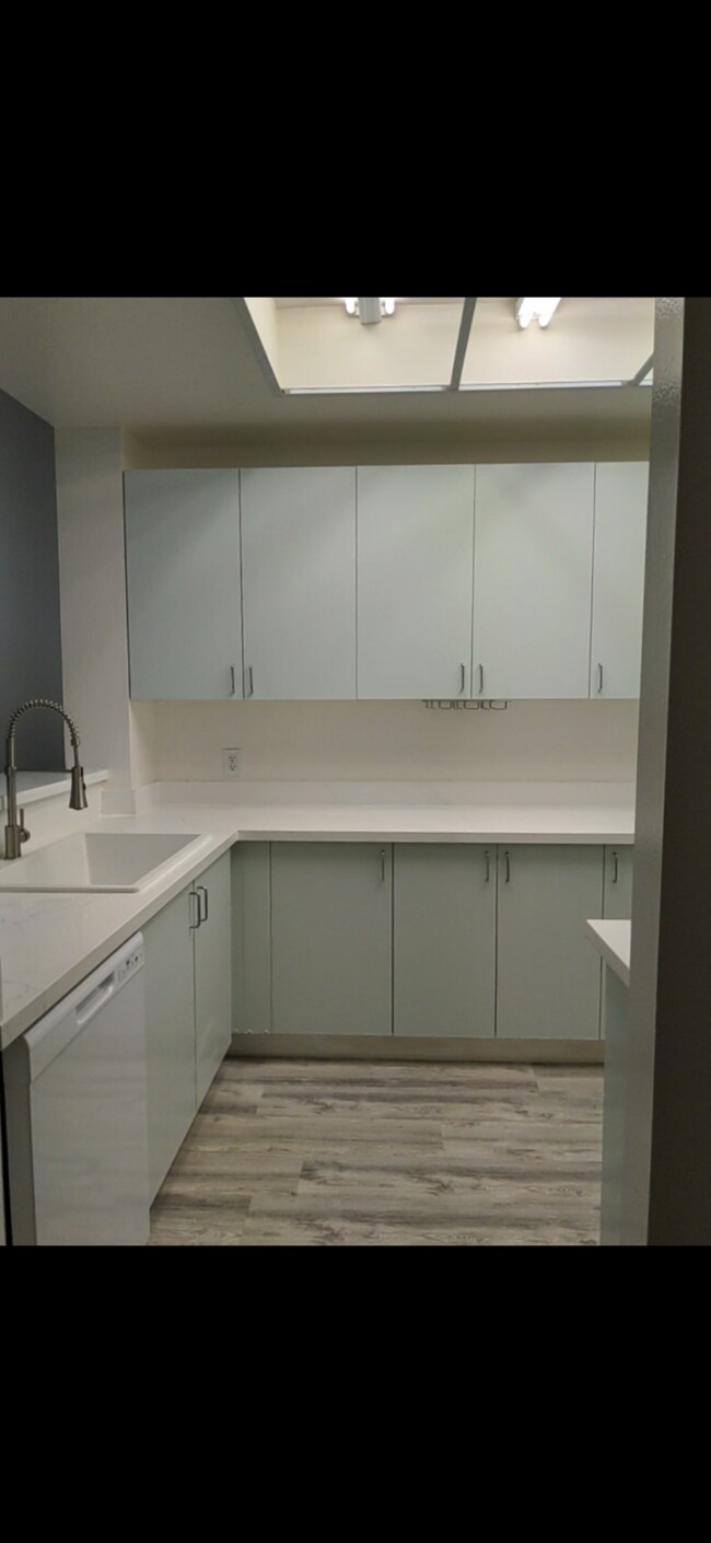 Encimeras nuevas, estufa, microondas, fregadero. - 2491 Purdue Ave Unidad 316